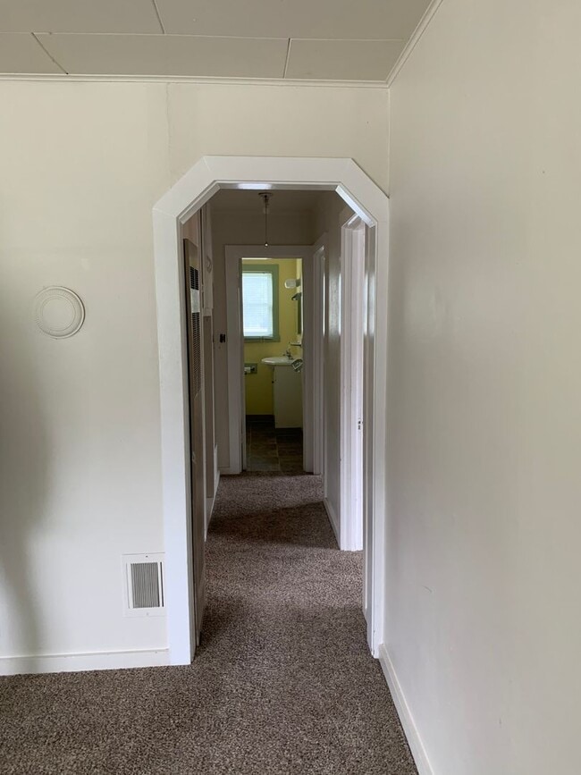 Building Photo - 2 Bedroom ~ 1 bath Cottage near Campus in ...