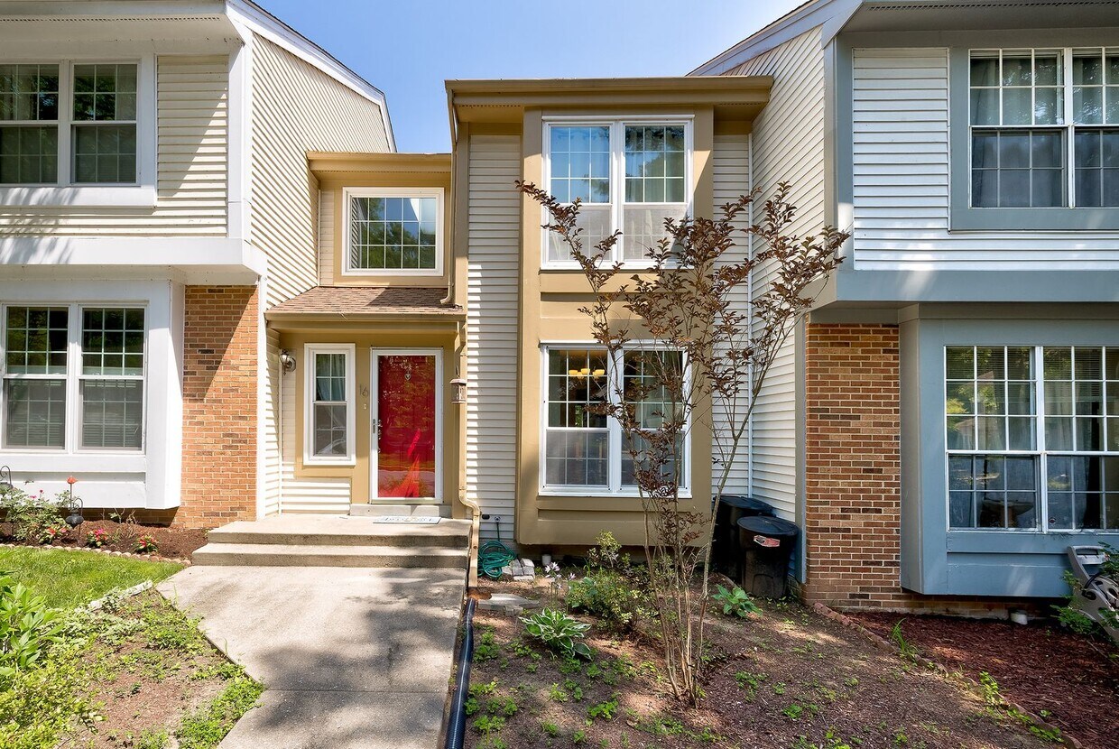 Charming Townhome Nestled in a Private Cul... - Charming Townhome Nestled in a Private Cul...