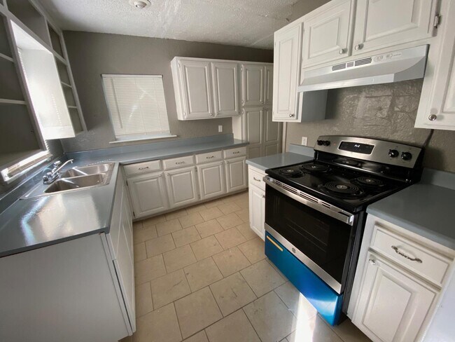 Photo - 210 W Jacobs Dr House