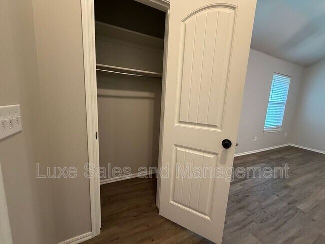 Building Photo - 404 Chalk Hill Ct