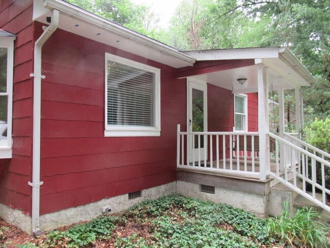 Building Photo - Lovely 2br bungalow with screened porch an...