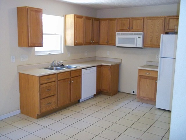 Building Photo - 10239 Knob Hill Dr