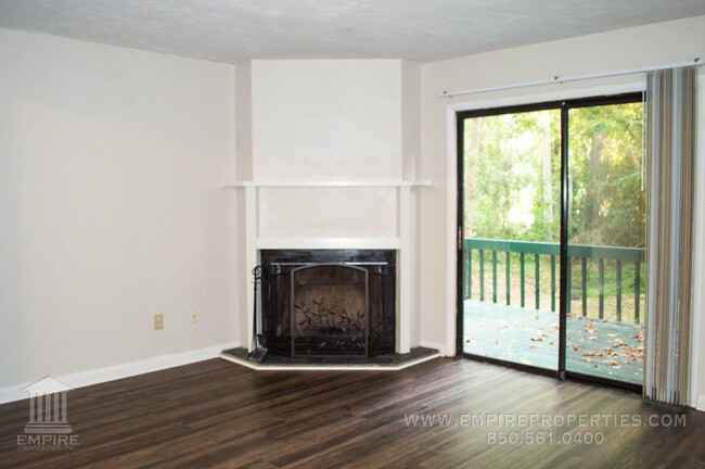 Foto del edificio - Townhome off Meridian Road With Fireplace!