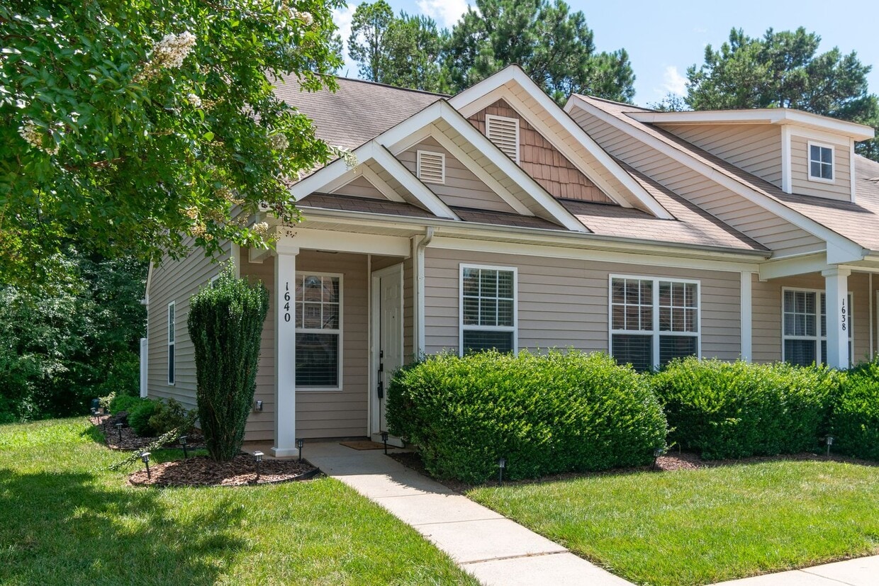 Foto principal - Charming End-Unit Townhome with Prime Loca...