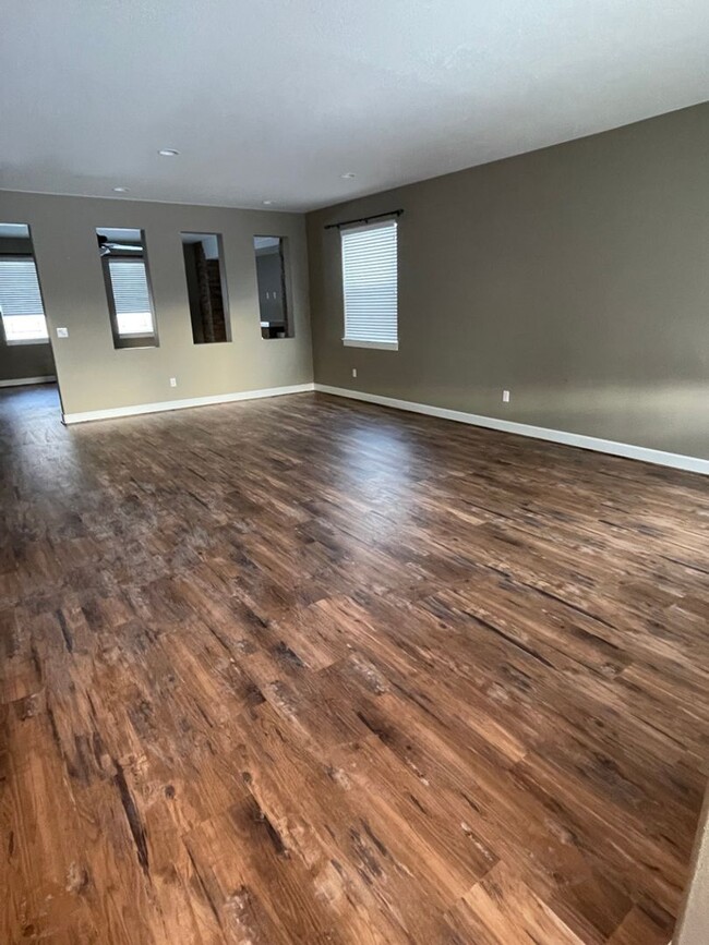 Building Photo - Beautiful Single Family Home!