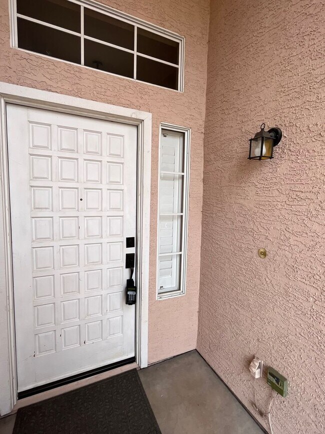 Foto del edificio - 4 Bedroom Home Near N McQueen Rd and E Cha...
