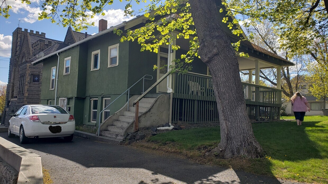 Entrance - 440 NE Maple St