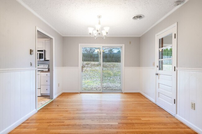 Building Photo - 3 Bed / 2 1/2 Bath. Master on Main. Close ...