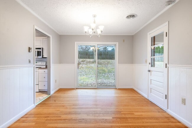 Foto del edificio - 3 Bed / 2 1/2 Bath. Master on Main. Close ...