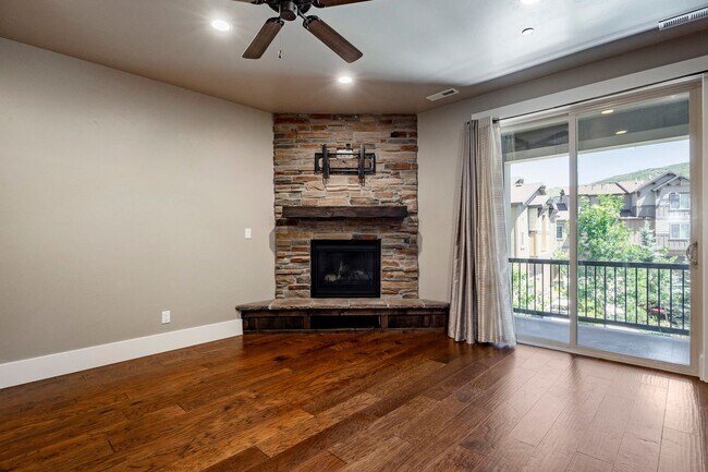 Building Photo - Charming Parks Edge Town Home