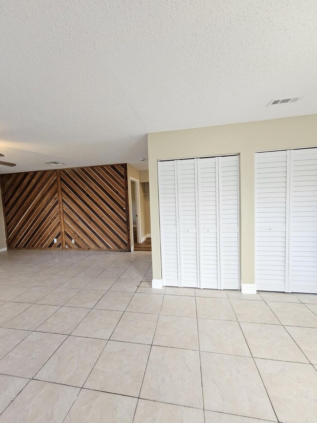 Building Photo - 4786 Orleans Ct