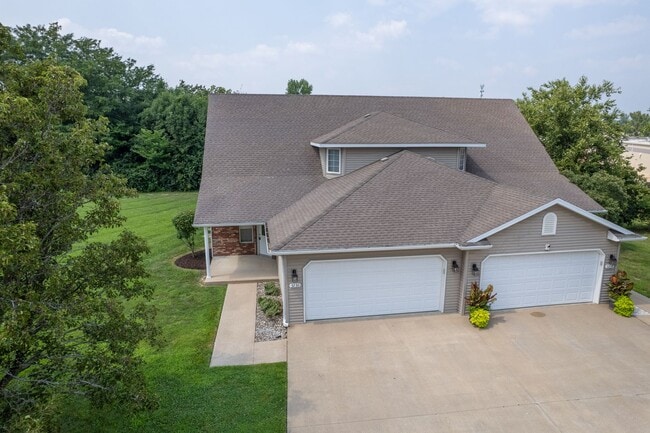 Building Photo - Huge 3 Bedroom, 2 Bath Town Home in SW Col...