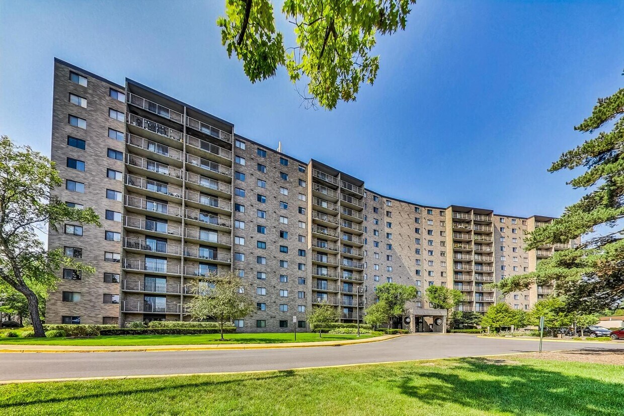6340 Americana Dr Unit 712, Willowbrook, IL 60527 Condo for Rent in
