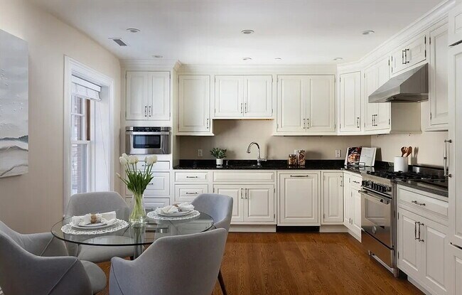 Foto del edificio - Bright & Spacious Unit with Natural Light