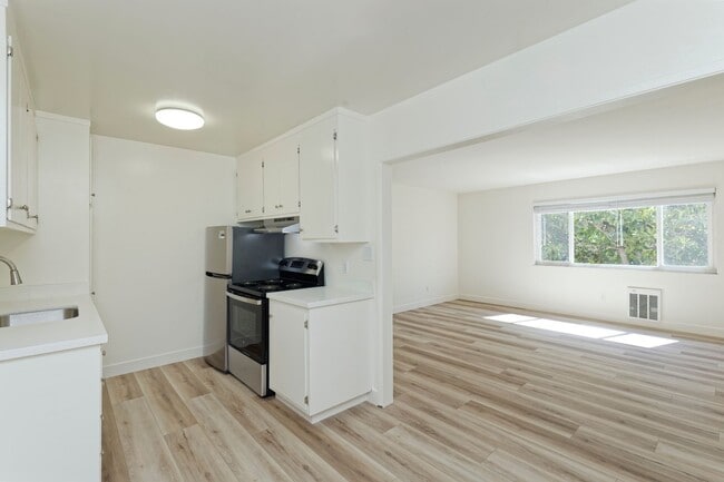 Building Photo - 184 Callan Avenue