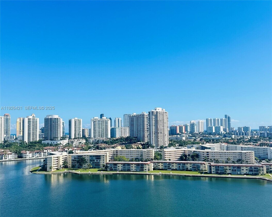 Foto principal - 18041 Biscayne Blvd