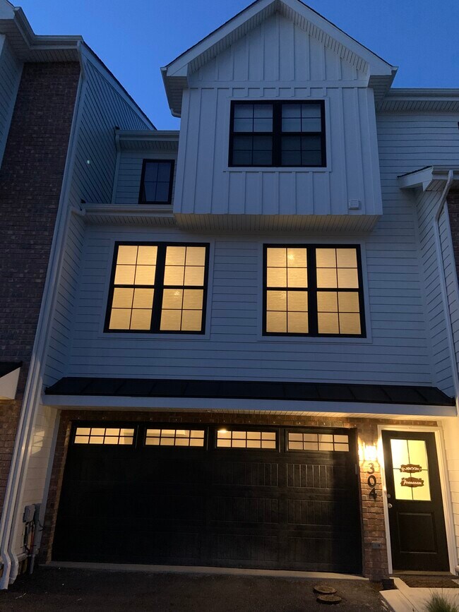 Vista frontal - 304 Thurgood Dr