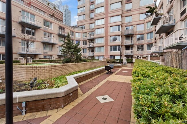 Building Photo - 350 W 50th St