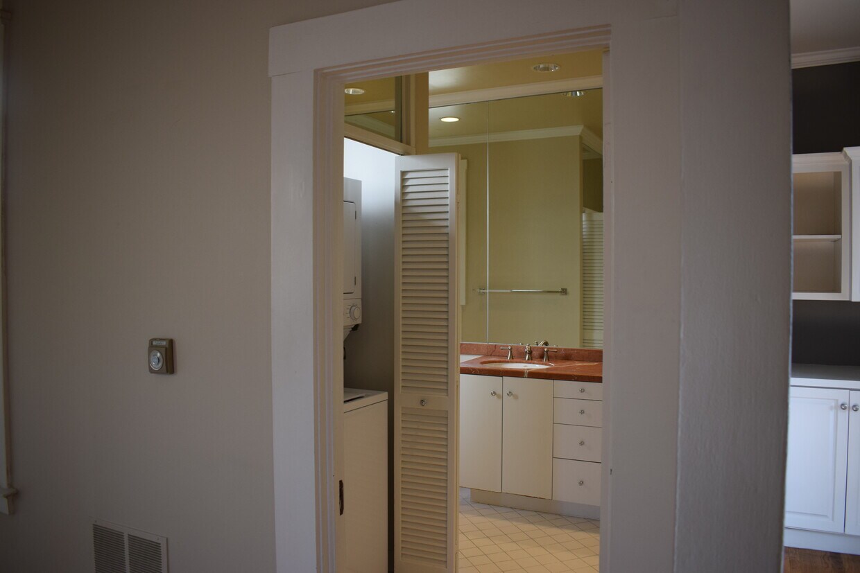 Bathroom - 2550 Polk St