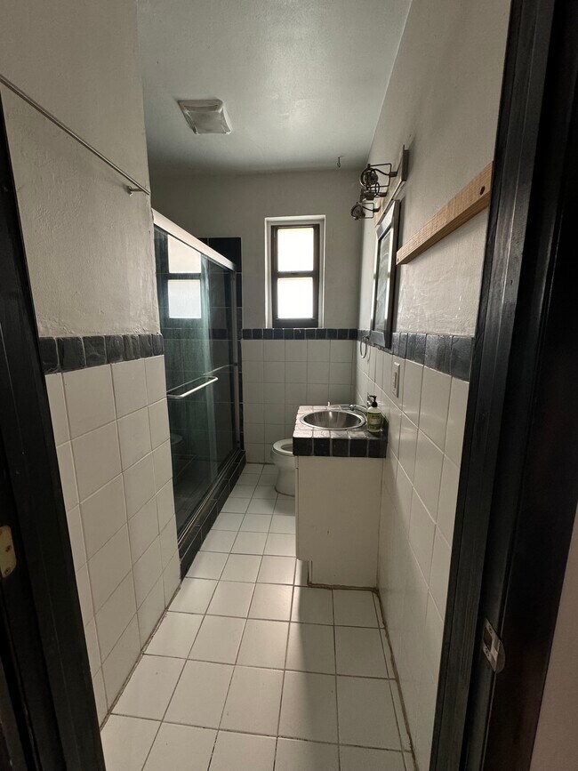 Foto del edificio - 80 NE 43rd St