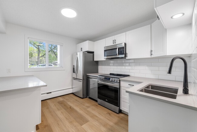 Building Photo - 2242-2242 Scarth St