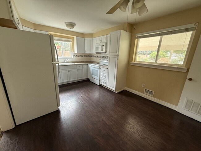 Building Photo - DEC RENT FREE FOR A LEASE STARTING BY NOV ...