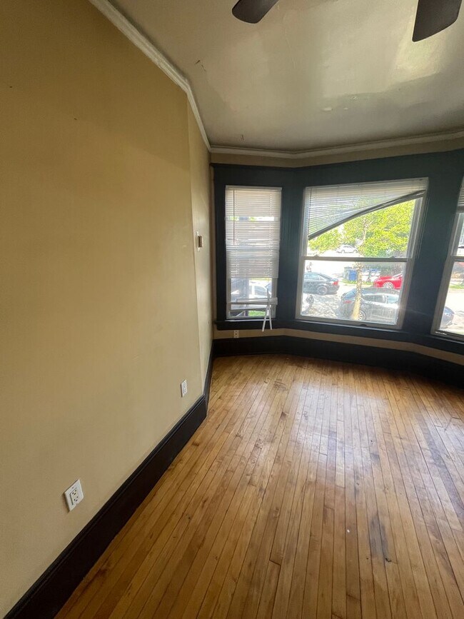Foto del edificio - Spacious 2BR/1BA in Prime East Side Locati...