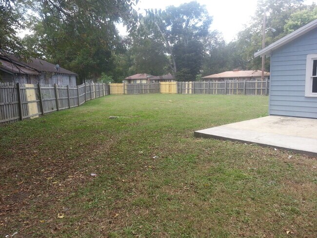 Building Photo - Large 4 bedroom 2 bathroom with huge privacy fenced back yard