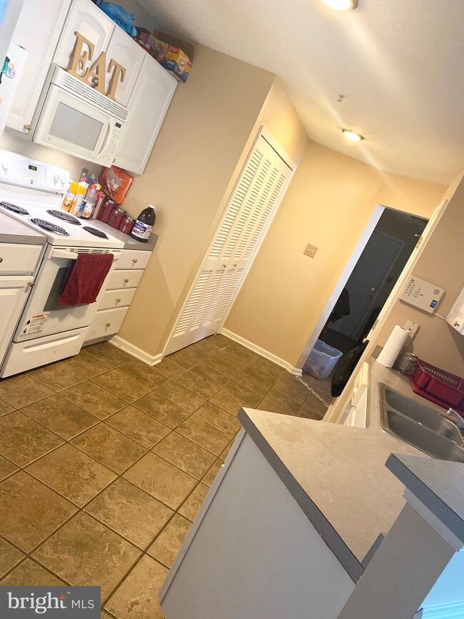 Building Photo - 3005 Hunting Ridge Dr