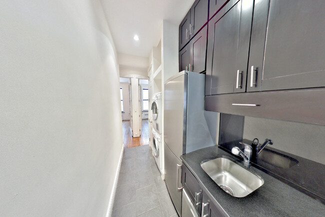 Kitchen - 424 W 51st St