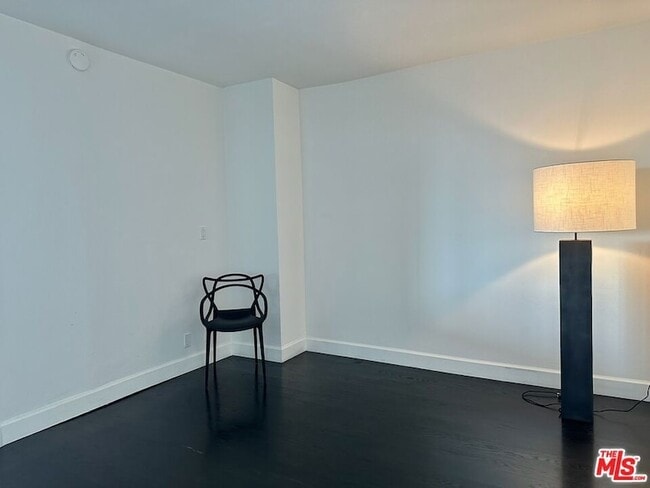 Foto del edificio - 999 N Doheny Dr