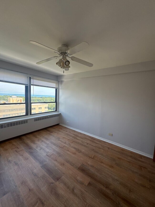 Foto del edificio - 4180 N Marine Dr