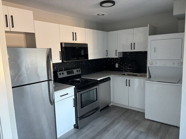 Photo du bâtiment - 12525-12118 118 Ave NW