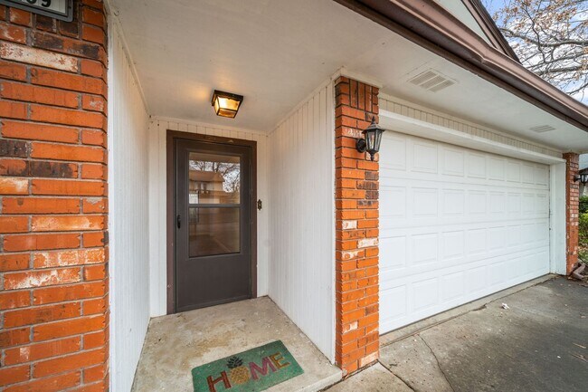 Foto del edificio - Charming 3-Bed, 2-Bath Home in Prime Broke...