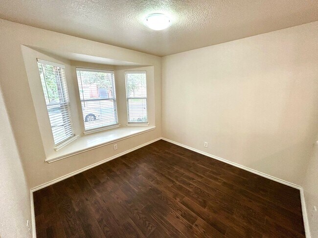 Foto del edificio - AVAILABLE NOW! Beautiful 4-Bedroom Home Near UTSA & La Cantera!