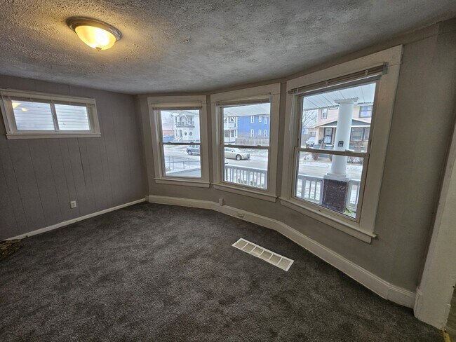 Building Photo - 10602 Earle Ave