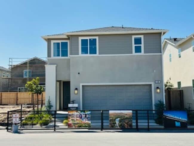 Building Photo - $2,595 Tesoro Viejo, Award Winning Communi...