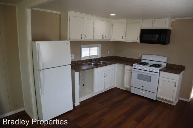 Building Photo - 2 br, 2 bath House - 693 E Lake Drive