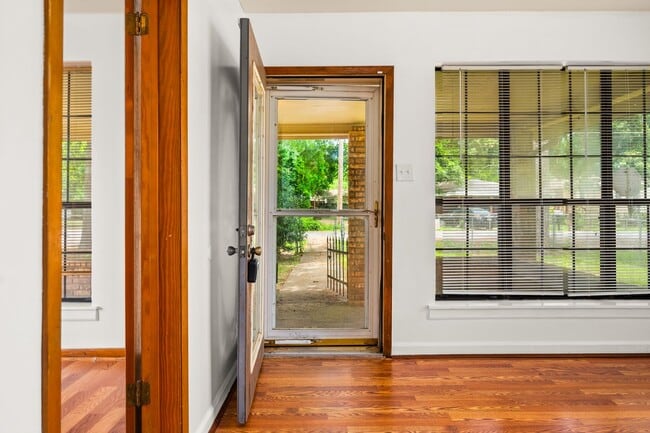 Building Photo - Check Out this 2 bed 1 bath in Alexandria