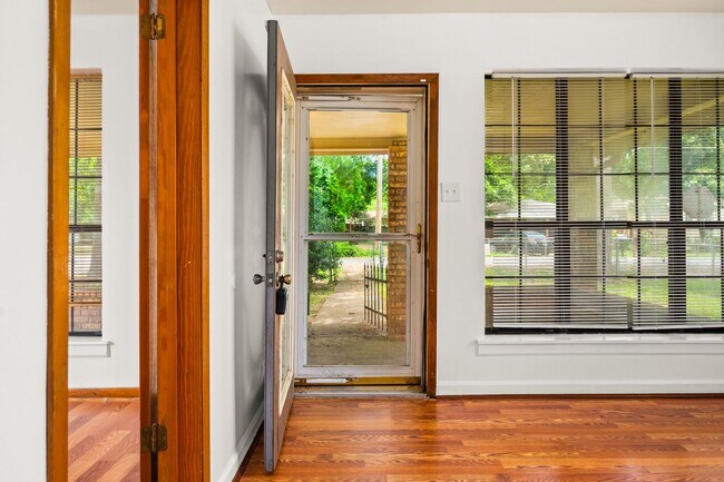 Foto del edificio - Check Out this 2 bed 1 bath in Alexandria