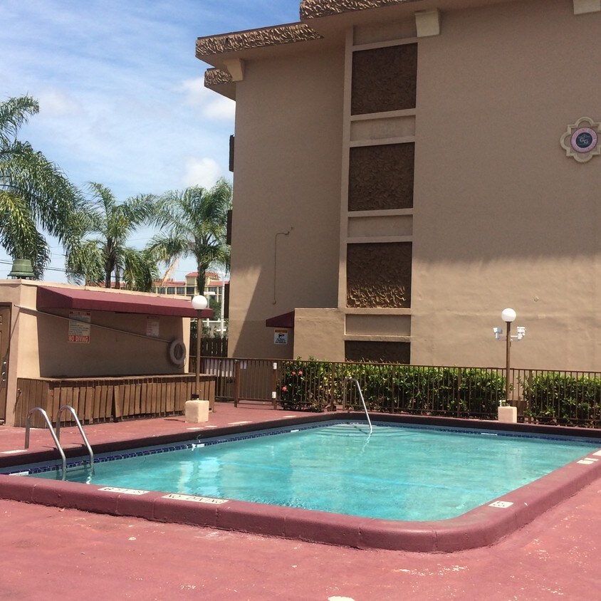 Foto principal - 16450 NW 2nd Ave