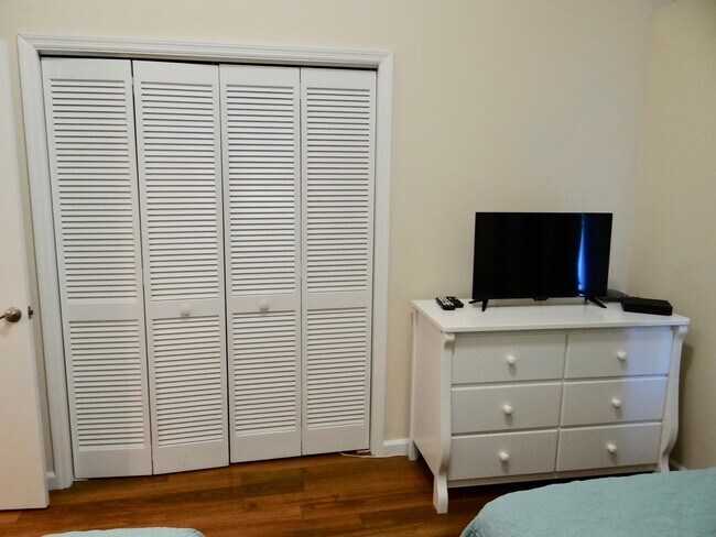 Building Photo - Seasonal Rental Available November 13, 202...