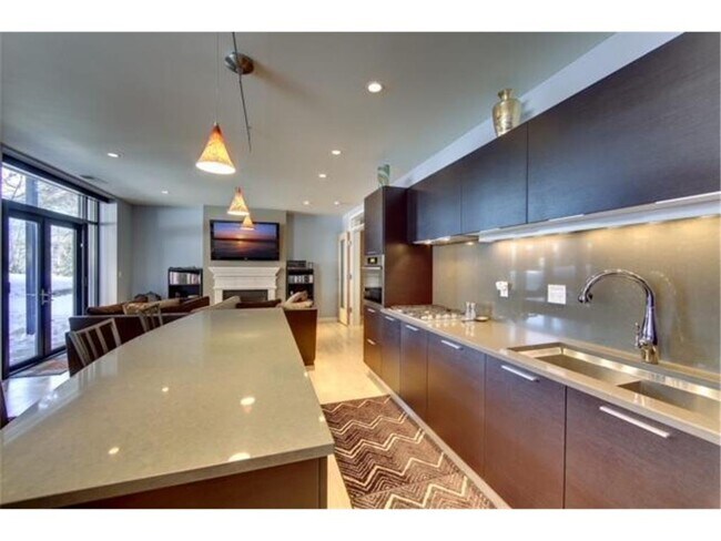 Foto del edificio - 3104 W Lake St