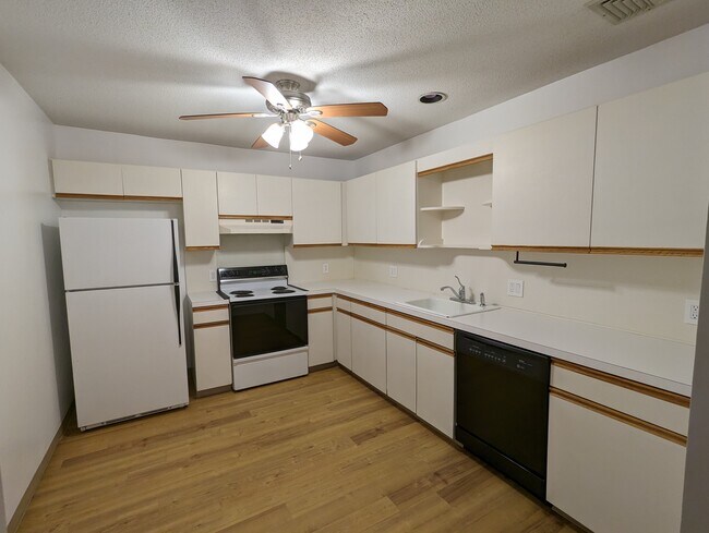 Building Photo - 1029 Pleasant St