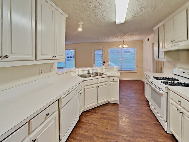 Building Photo - 2050 Graybrook Dr