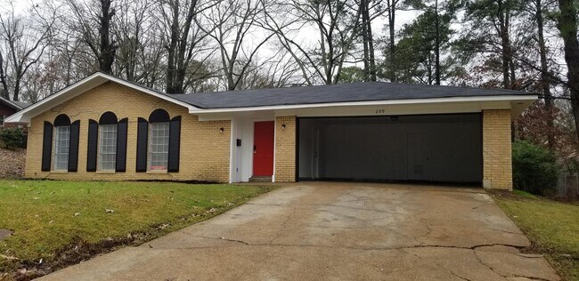 Building Photo - 209 Lake of Pines Dr