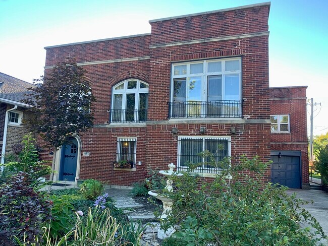 Building Photo - 7340 N Oakley Ave