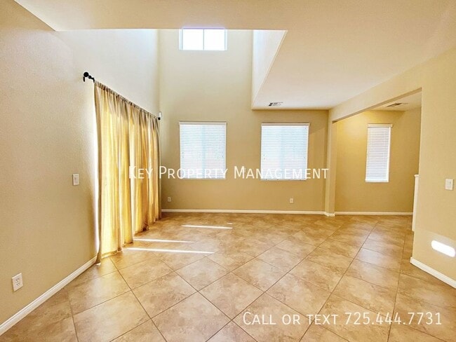 Building Photo - 3 BEDROOM 2.5 BATH HOME NEAR BLUE DIAMOND/...