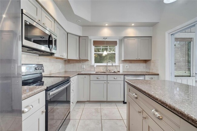 Building Photo - 755 Oak Terrace