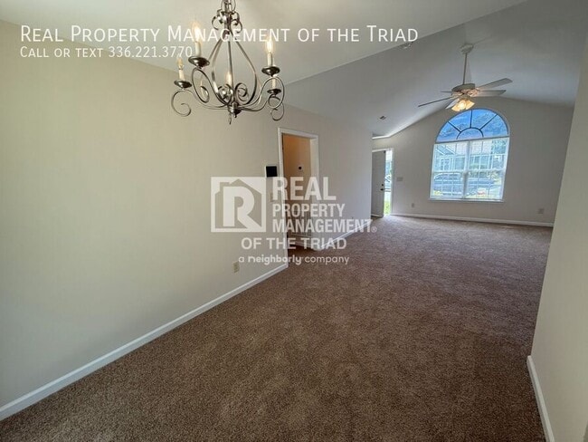 Building Photo - 8 Franklinwood Dr